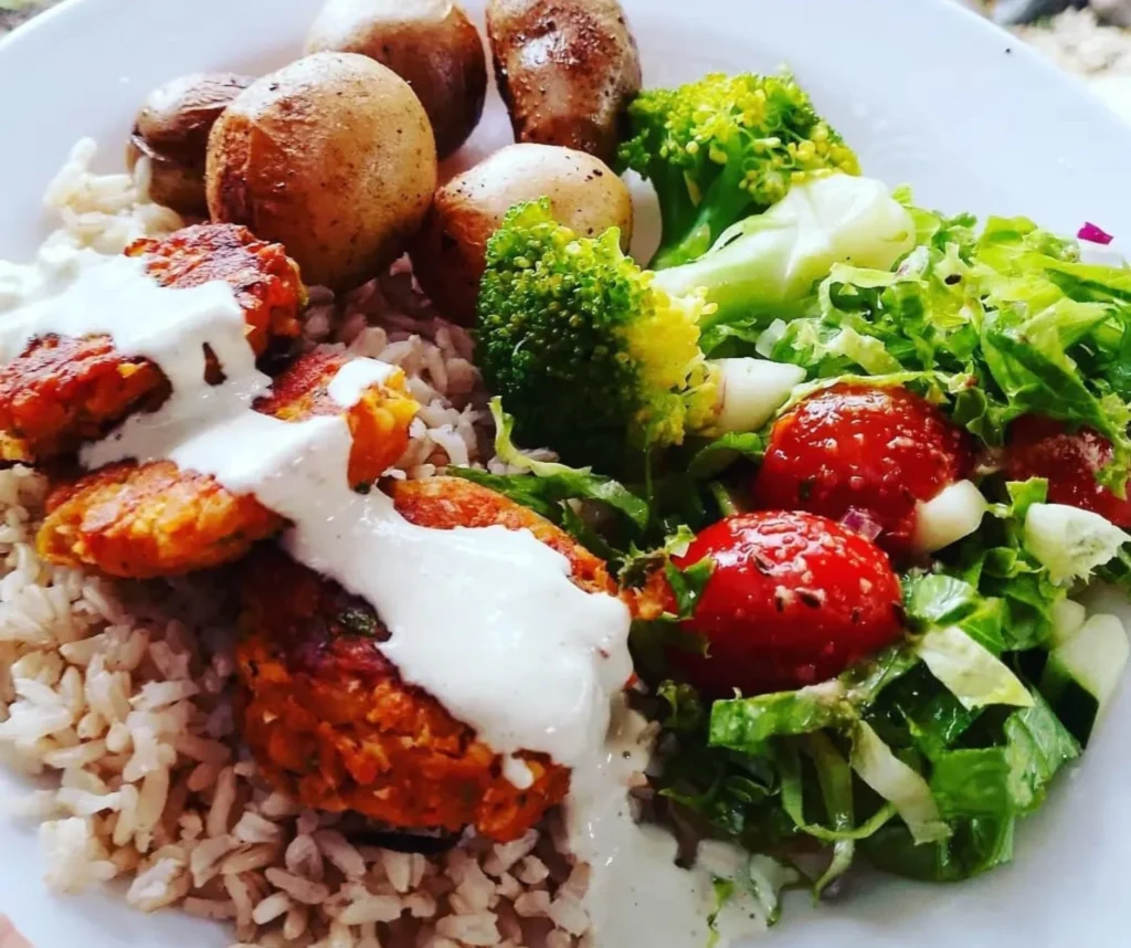 Nourishing vegetarian lunch supporting mind–body balance at Devaya Yoga retreats in Montezuma, Costa Rica.