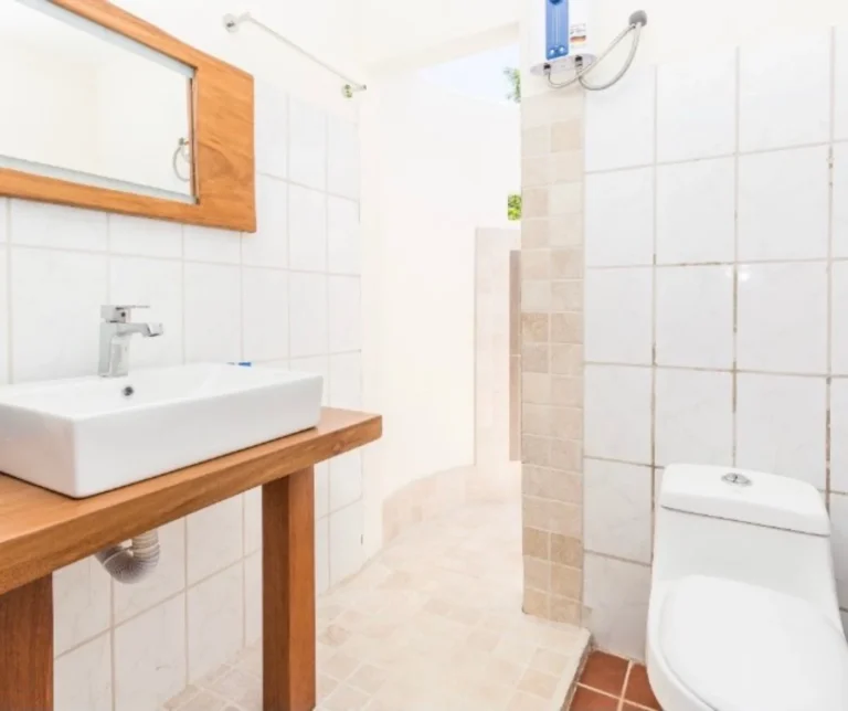 Bright private bathroom in BBQ Villa at Casa Sollevante, ideal accommodation for yoga and wellness retreats in Montezuma.