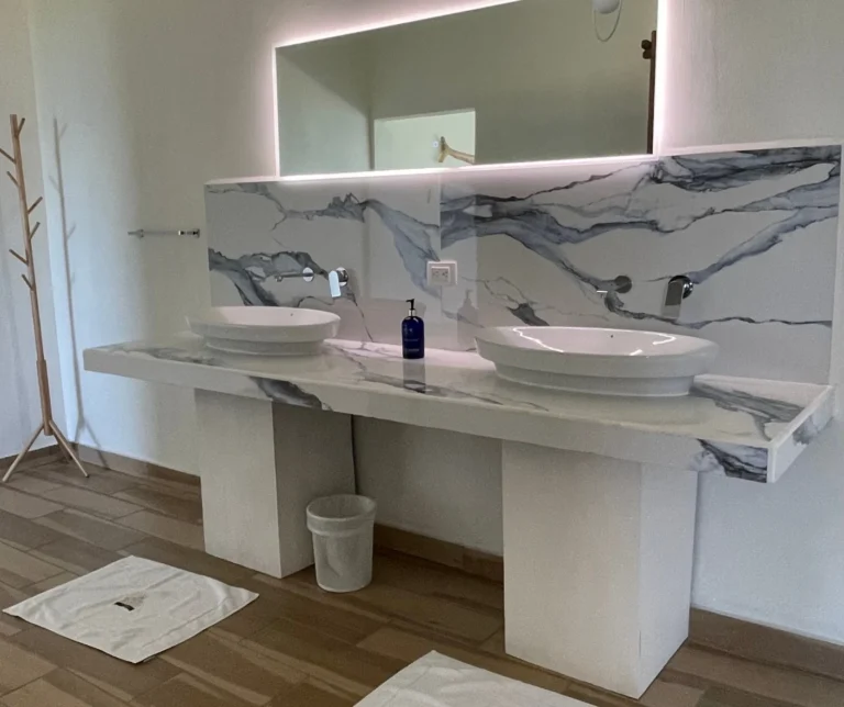 Modern bathroom with double vanity in the Junior Suite at Casas Sollevante, premium accommodation for Blue Zone retreats.